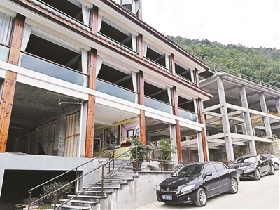 男子网订“观景豪华房” 900元入住施工现场