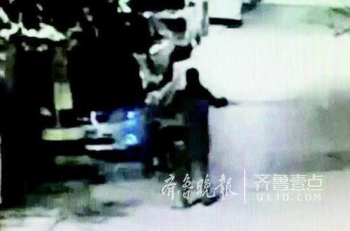 仨外卖员组团偷车连连得手 还对着监控忘情起舞