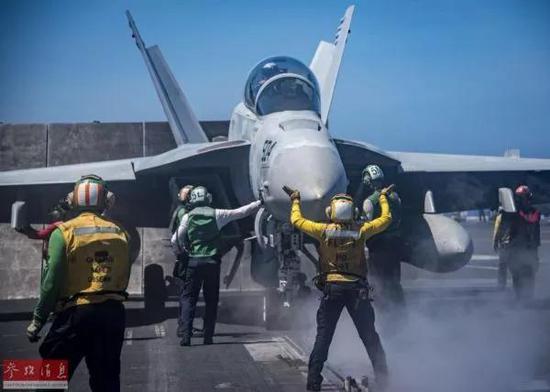 ▲资料图片：美海军“卡尔·文森”号航母在南海展开舰载机起降训练。