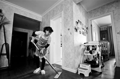 来自山西吕梁的家政服务员蔡莲香今年选择在北京过年，她平日里的工作主要是帮着干家务、照顾两个幼儿，春节期间一个月可以比平时多挣一两千元。摄影/北京青年报记者 魏彤