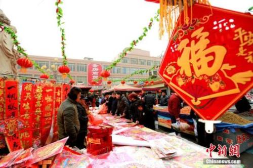 居民置办年货，寻找年的味道。陈礼 摄