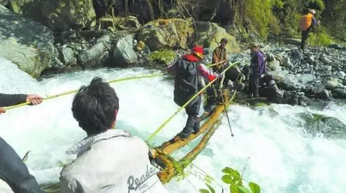 黄山计划推出有偿救援 网友:没钱就活该被挂悬崖?