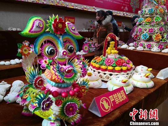 图为色彩鲜艳的面花?！〉程镆?摄