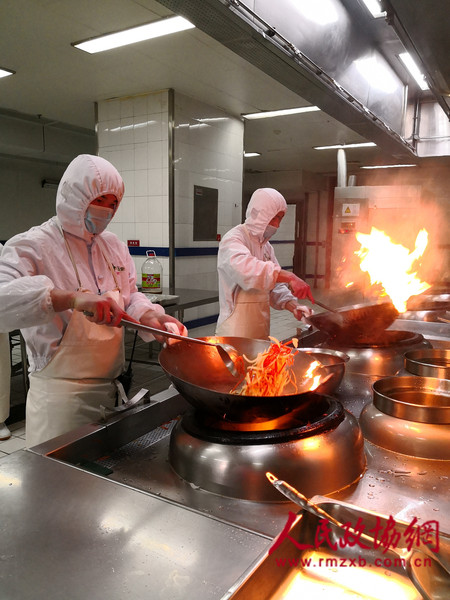 2-工作人员精心烹制菜肴_副本