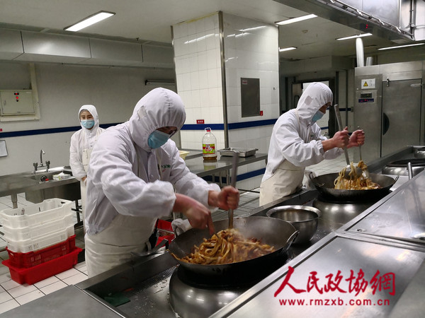 3-工作人员精心烹制菜肴_副本