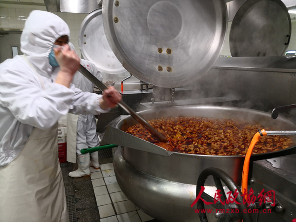 4-工作人员精心烹制菜肴_副本