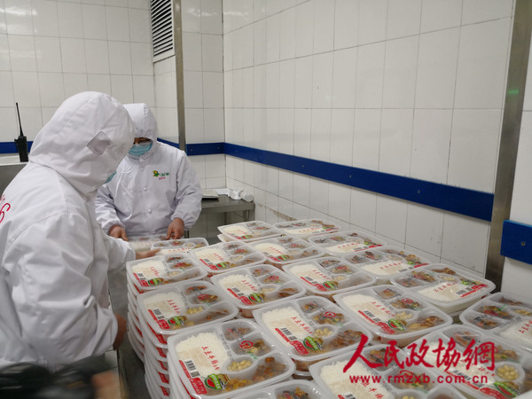 5-制作好的套餐装盒准备发往高铁动车组_副本