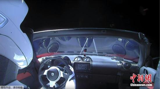 当地时间2月6日，太空探索公司SpaceX试射的猎鹰重型火箭已成功发射升空，把一辆特斯拉跑车送入绕太阳飞行的轨道。