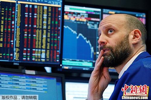 2月5日，交易员在美国纽约证券交易所工作。