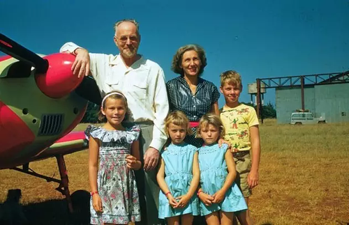 60岁拍裸照63岁拍孕妇照 马斯克的妈更是狠角色