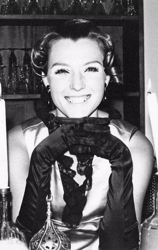 60岁拍裸照63岁拍孕妇照 马斯克的妈更是狠角色