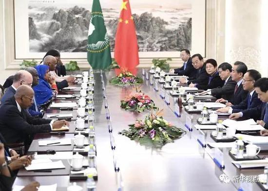  2月8日，外交部长王毅在北京与非盟委员会主席法基共同主持中国—非盟第七次战略对话。新华社记者燕雁摄