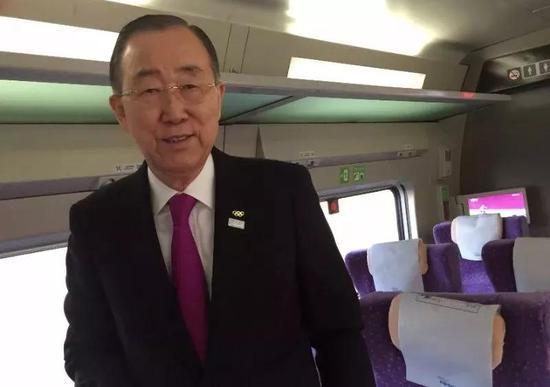 ▲潘基文接受《参考消息》专访。