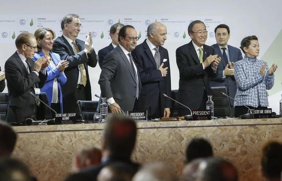 ▲资料图片：2015年12月12日，在法国巴黎北郊的布尔歇展览中心，时任法国总统奥朗德（右五），时任联合国秘书长潘基文（右三）等出席巴黎气候变化大会。