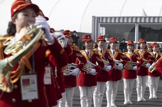 ▲2月8日，朝鲜拉拉队员在朝鲜体育代表团升旗仪式上演奏乐曲。