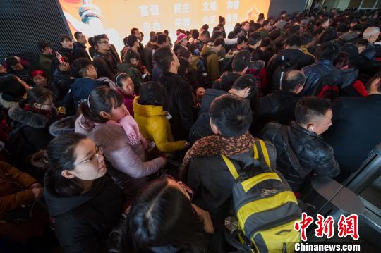 资料图：中国铁路迎春运客流高峰。 韦亮 摄