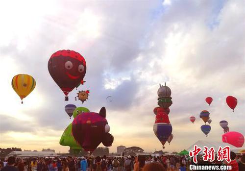 今年的热气球形状各异，不少是人们熟悉的卡通形象：快乐之心、俄罗斯套娃、女王护卫队、巨型草莓、伙伴号热气球、杰克船长、内莉公主、沃斯托克号气球、尤达大师、莫里斯驴、布鲁诺小丑和刺猬佩佩，堪称“万物飞行”?！≌跑?摄