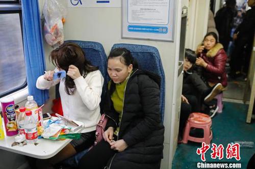 绿皮车的42小时、2200公里：跟随旅客舒适回家