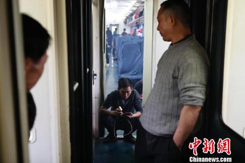 车厢的通道内和连接处已经没有拥挤，换来了是宽敞的环境。　殷立勤 摄