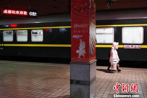 11日凌晨3时30分，K4663次列车比原计划提早一小时抵达成都站?！∫罅⑶?摄