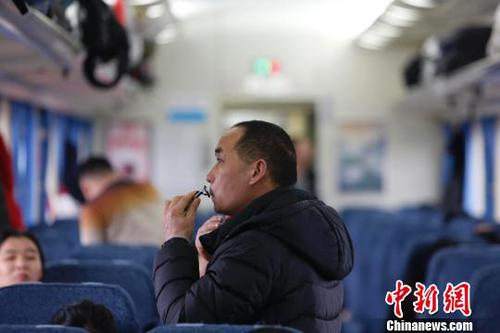 车厢内旅客刮起了胡子?！∫罅⑶?摄