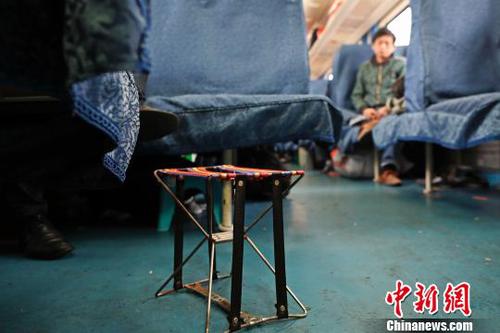 小板凳在车厢内没有了用武之地，只能孤零零的“站着”。　殷立勤 摄