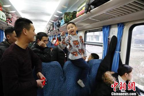 孩子坐在座椅上嘲笑着父亲分辨不出鸭与鹅?！∫罅⑶?摄