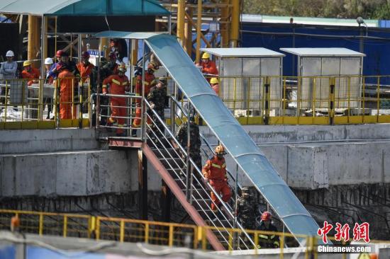 2月8日，救援人员进入坍塌隧道搜救被困人员。2月7日晚上8时40分左右，位于佛山市禅城南庄的佛山地铁2号线绿岛湖至湖涌盾构区间工地地面出现坍塌。据初步核查，事故现场8人无生命体征，3人失联，9人获救并被及时送往医院抢救。目前，救援人员仍在进行井下泥沙清理，尽最大努力搜救被困人员。 <a target='_blank' href='http://www.chinanews.com/'>中新社</a>记者 陈骥旻 摄