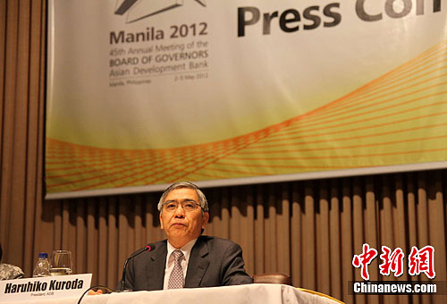 5月2日，亚洲开发银行亚行第45届年会在菲律宾首都马尼拉拉开帷幕。图为亚行行长黑田东彦当天召开记者会。黑田东彦在记者会上表示，欧元区债务?；罨档氖逼谝压ィぜ莆蠢床换岫匝侵蘧迷斐裳现爻寤?。<a target='_blank' href='http://www.chinanews.com/'>中新社</a>发 张明 摄