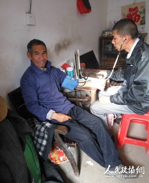 村医为姚荐云监测血压，并指导日常健康管理