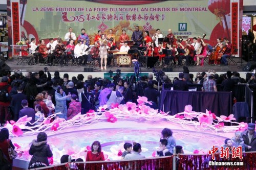 当地时间2月11日，加拿大第二大城市蒙特利尔举行欢乐春节庙会。图为侨社艺术团体在现场演奏中西经典乐曲。这是蒙城连续第二年在农历新年前夕由华人社区联合举办欢乐春节庙会。参与筹办庙会的侨团由第一届的70多个增至本届的近百个。<a target='_blank' href='http://www.chinanews.com/'>中新社</a>记者 余瑞冬 摄