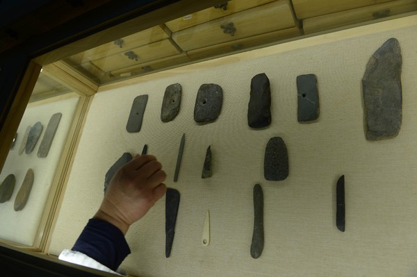 谢山河大收藏的石器时代的砭镰、砭针及砭铲等。