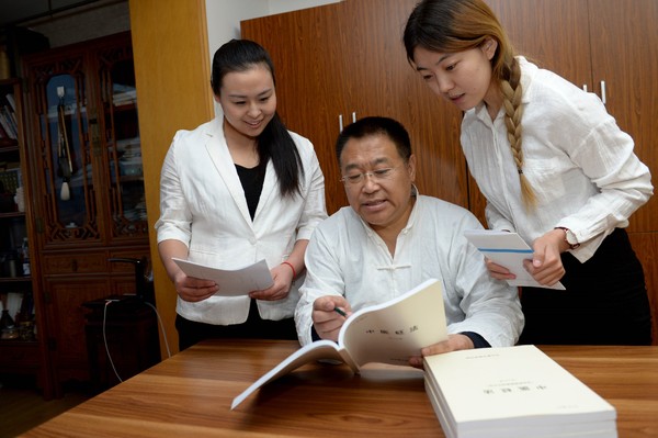 图为谢山河为徒弟现场授课。