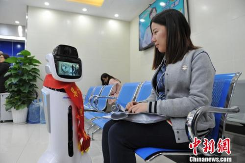 资料图：纳税人在等候办理业务。(浙江省国家税务局供图) <a target='_blank' href='http://www.chinanews.com/'>中新社</a>记者 钟欣 摄