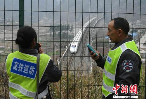 图为廖小城与妻子陶春秀正在进行日常铁路巡防工作?！〕鲁?摄