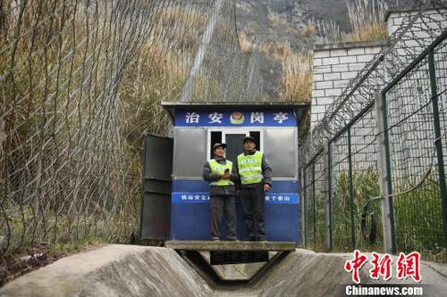 图为廖小城与妻子陶春秀在铁路边的护路岗亭处合影?！〕鲁?摄