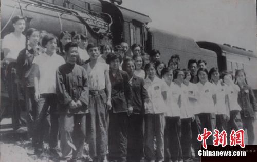 1959年，12次三八组乘务党支部在战胜洪水的前卫站合影。 沈铁 供图