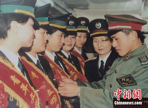 九十年代，12次列车与雷蜂班开展共建活动。 沈铁 供图