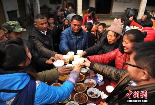 资料图：四川农家的春节“拜年会”。 <a target='_blank' href='http://www.chinanews.com/'>中新社</a>记者 刘忠俊 摄