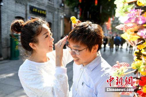 图为李函儒为丈夫挑选小狗发夹。 吕明 摄