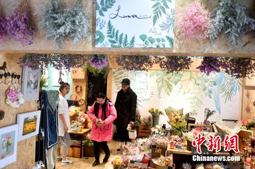 图为李函儒招呼店里的顾客。 吕明 摄