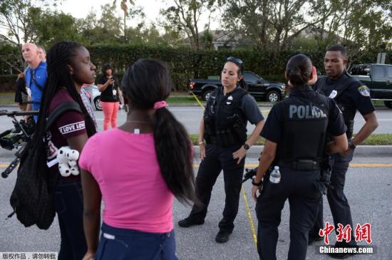 该校17岁的学生马修表示，当听说学校发生枪击时，全班同学都猜到会是克鲁兹。因为他经常在社交账号上发布枪支武器的图片，同学们还曾经开过玩笑说，将来有一天克鲁兹会枪击整个学校。