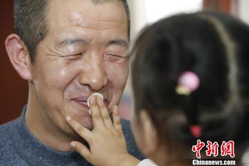 图为玲玲和孙学礼爸爸玩耍?！『罅?摄