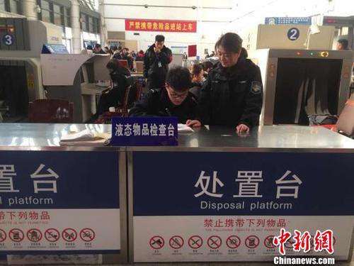 除夕“铁路夫妻”同站难相聚：分离是为了众人团圆