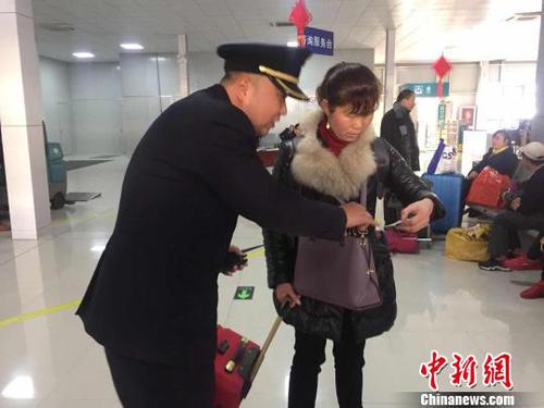 正在工作的金杰，即便与妻子在同一个车站里，却因处不同的岗位无暇见面 李林蔚 摄