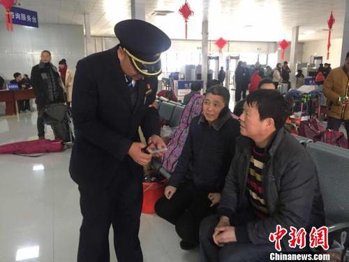 正在工作的金杰，即便与妻子在同一个车站里，却因处不同的岗位无暇见面 李林蔚 摄