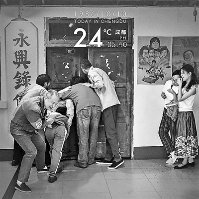 录像厅前，看门大爷紧紧拽住一个想偷偷入场的孩子