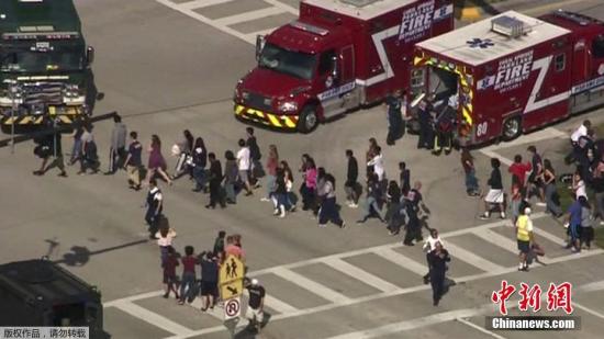 美媒称，持枪警察到达学校时，有人看见学生扔掉书包从大楼里跑出来。其他的学生排队有序地离开这一区域，但是一些学生情绪比较不稳定。