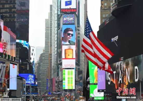 美国时报广场降半旗悼念佛州高中枪击案遇难者。