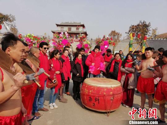 五大洲外国人“点旺火”、“敲钟声”体味浓浓中国年